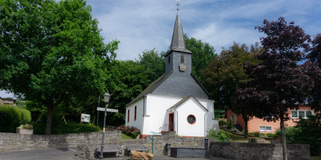 Die katholische Kapelle von Hoxel ist der Hl. Walburga geweiht. Die Filialkapelle gehört zur Pfarrei Vierzehnheilige Morbach.