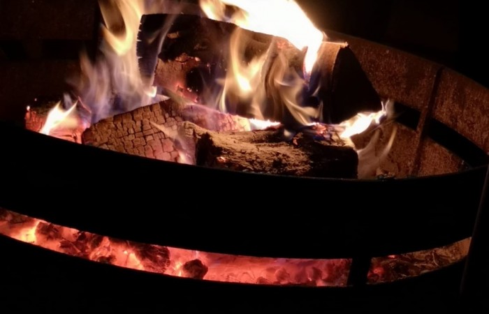 Nachdem der Maibaum steht, wird beim Maifeuer in die Hexennacht gefeiert.