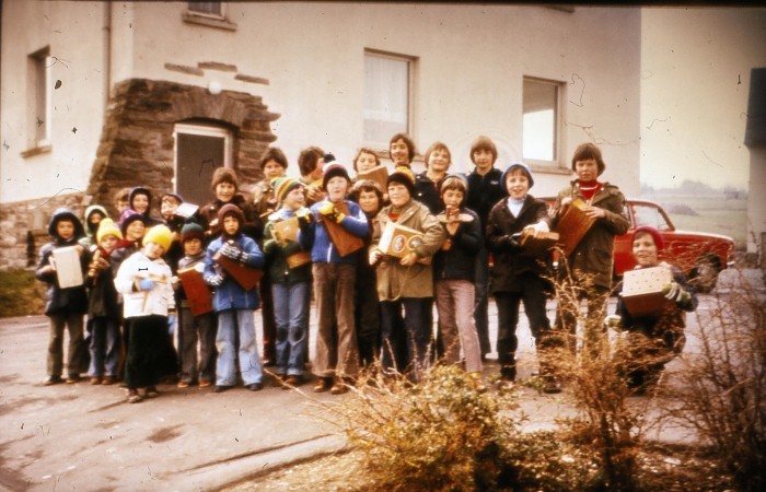 Die Morscheider Rappler Ende der 1970er-Jahre vor der Schule.