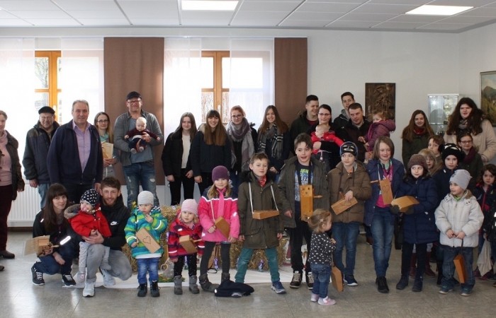 Die Ortsbezirke übergeben an Karsamstag eine Rappel als Willkommensgruß an die Neugeborenen.