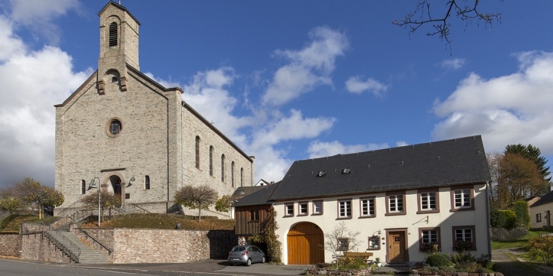Pfarrkirche St. Laurentius - daneben