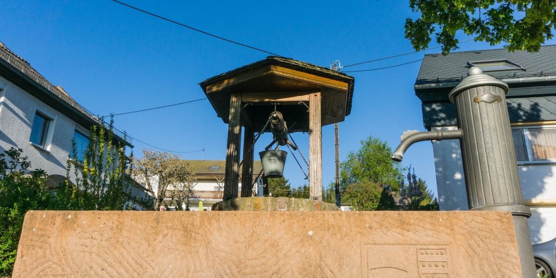 Der Dorfbrunnen wurde im Jahre 1999 in Eigenleistung von der Dorfbevölkerung errichtet.