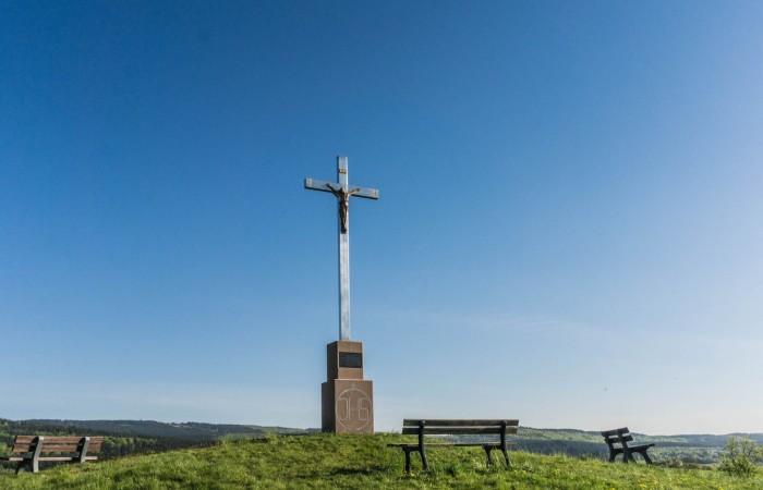 Vom Wolzburger Kreuz biten sich tolle Ausblicke auf die Balkan-Dörfer und die Hunsrück-Landschaft.