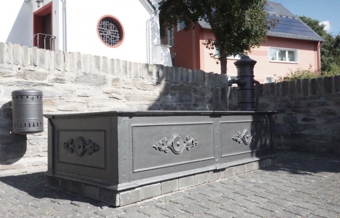 Schön geworden: unser sanierter Dorfbrunnen.