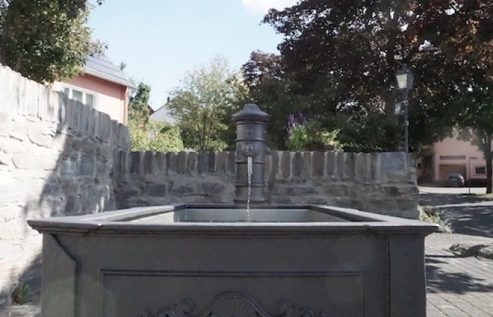 Schön geworden: unser sanierter Dorfbrunnen.