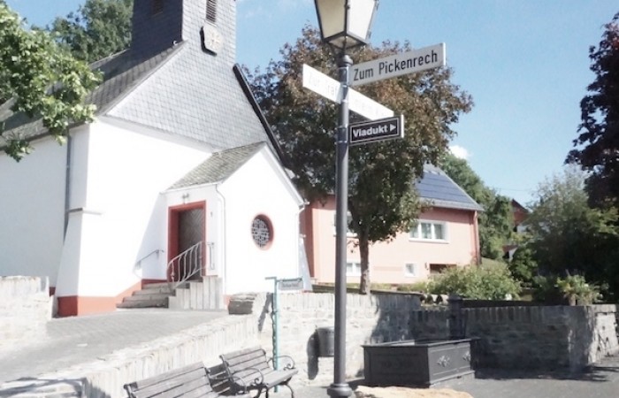 Alles in neuem Glanz: Kapelle - Laterne - Mülleimer und Brunnen :-)