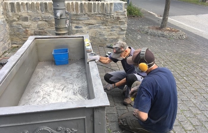 Manni Decker und Michael Brück beim abschmirgeln.