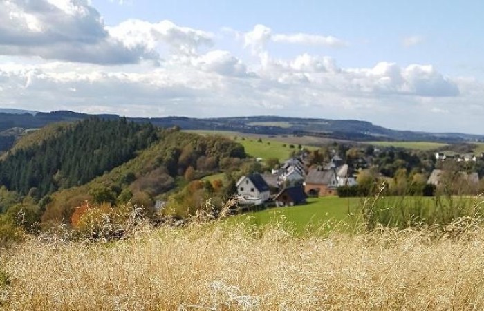 Herbstlicher Blick auf St. Cuno (Foto: Annegret Lipp), veröffentlicht: 17.10.2020