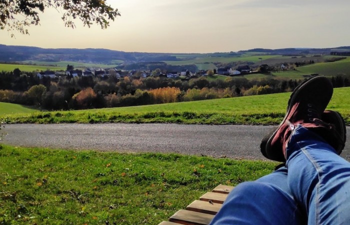 Herbst-Genuss auf der Ruhebank am Wolzburger Heiligenhäuschen mit Blick auf Riedenburg (Foto: Carolin Engels, Morscheid-Riedenburg), veröffentlicht: 14.11.2020