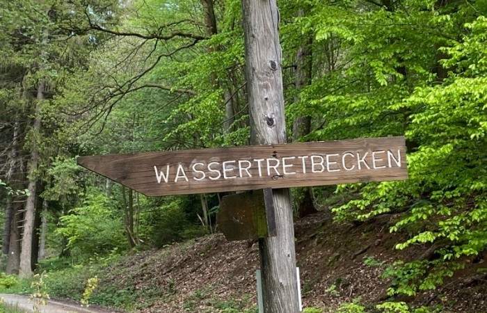 Wer eine Abkühlung benötigt: linksseitig nur 50 Meter vom Weg entfernt liegt das Hoxeler Wassertretbecken
